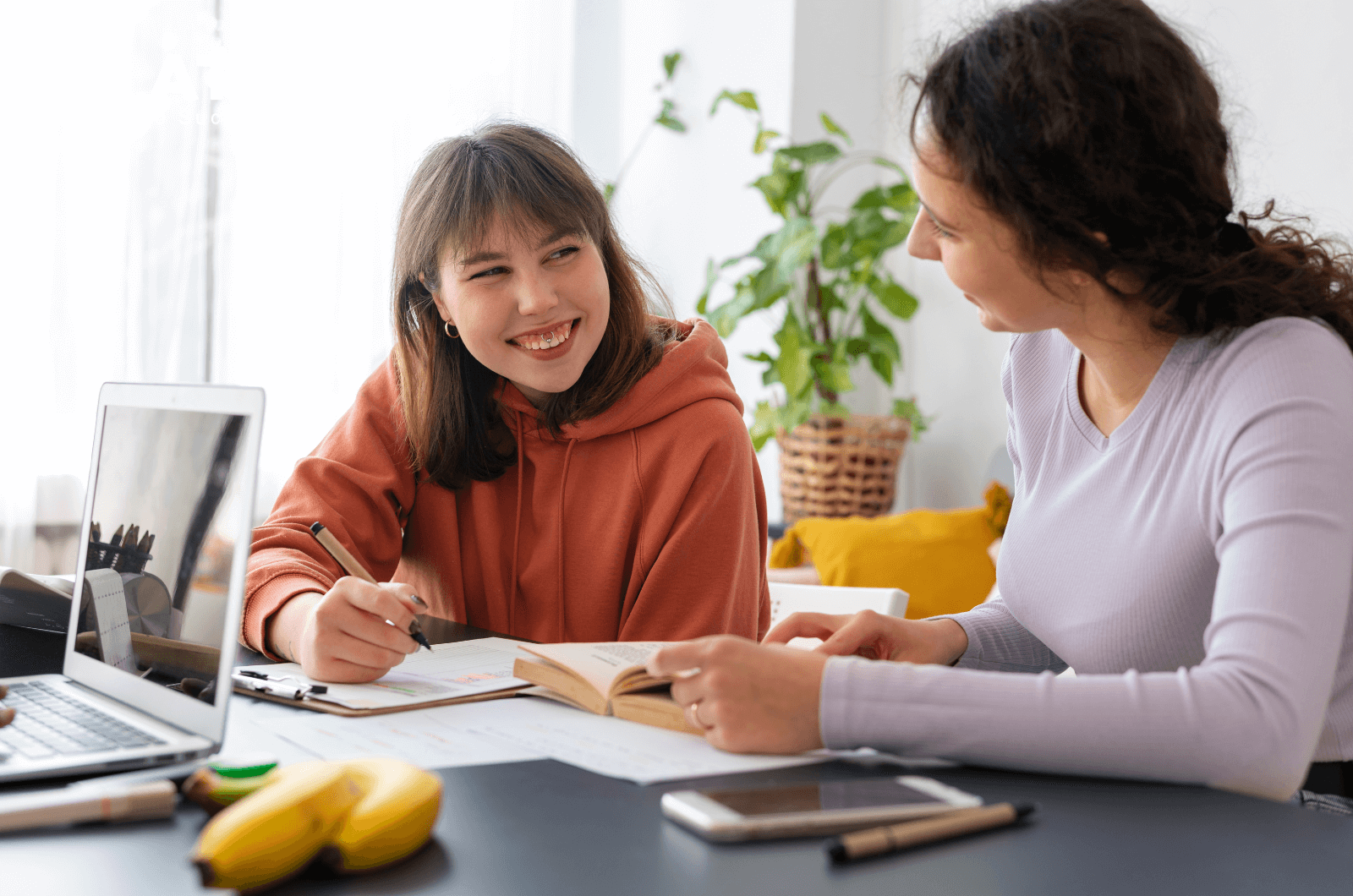 Sinh viên quốc tế có thể nhờ đến các bộ phận hỗ trợ sinh viên trong trường để dễ dàng kết nối với các nhà tuyển dụng hơn Sinh viên quốc tế có thể nhờ đến các bộ phận hỗ trợ sinh viên trong trường để dễ dàng kết nối với các nhà tuyển dụng hơn