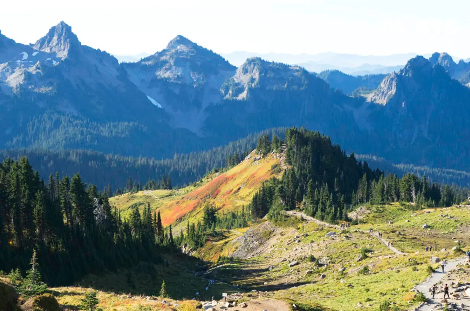 Washington c&oacute; thi&ecirc;n nhi&ecirc;n rất đẹp với n&uacute;i, rừng, biển v&agrave; nhiều c&ocirc;ng vi&ecirc;n quốc gia nổi tiếng