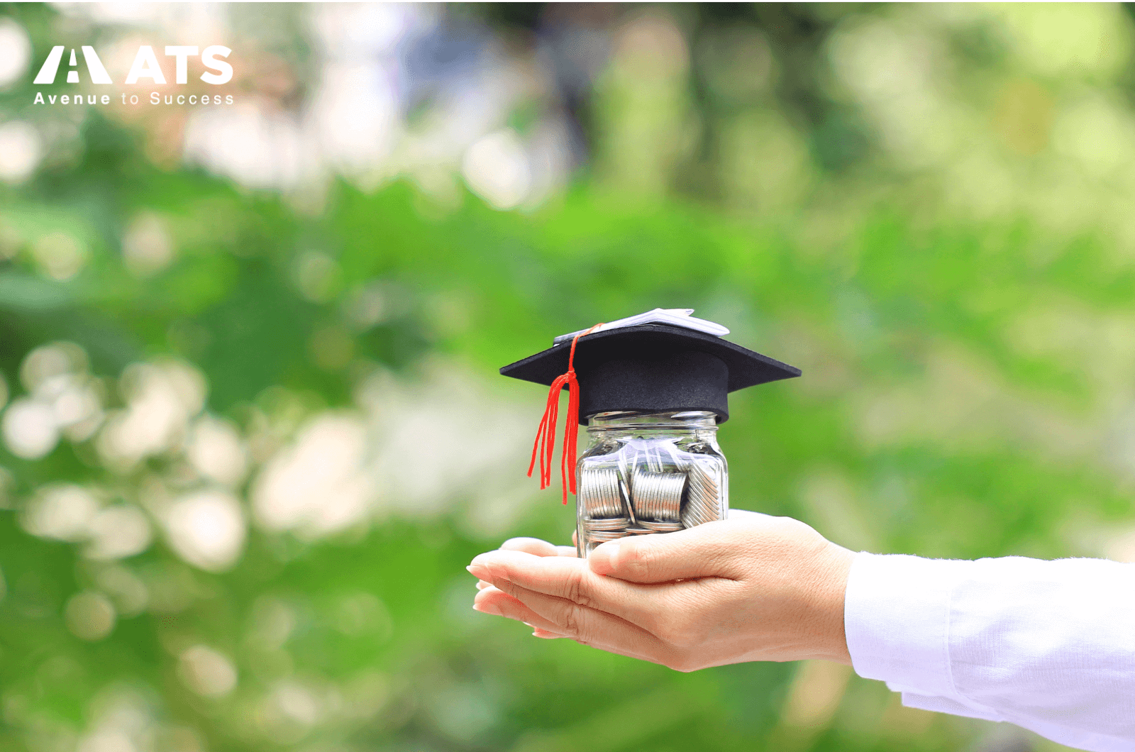 Ngo&agrave;i học bổng ch&iacute;nh thức, gia đ&igrave;nh c&oacute; thể t&igrave;m hiểu th&ecirc;m c&aacute;c quỹ hỗ trợ gi&aacute;o dục, tổ chức cộng đồng hoặc chương tr&igrave;nh t&agrave;i trợ từ doanh nghiệp nơi bố mẹ l&agrave;m việc