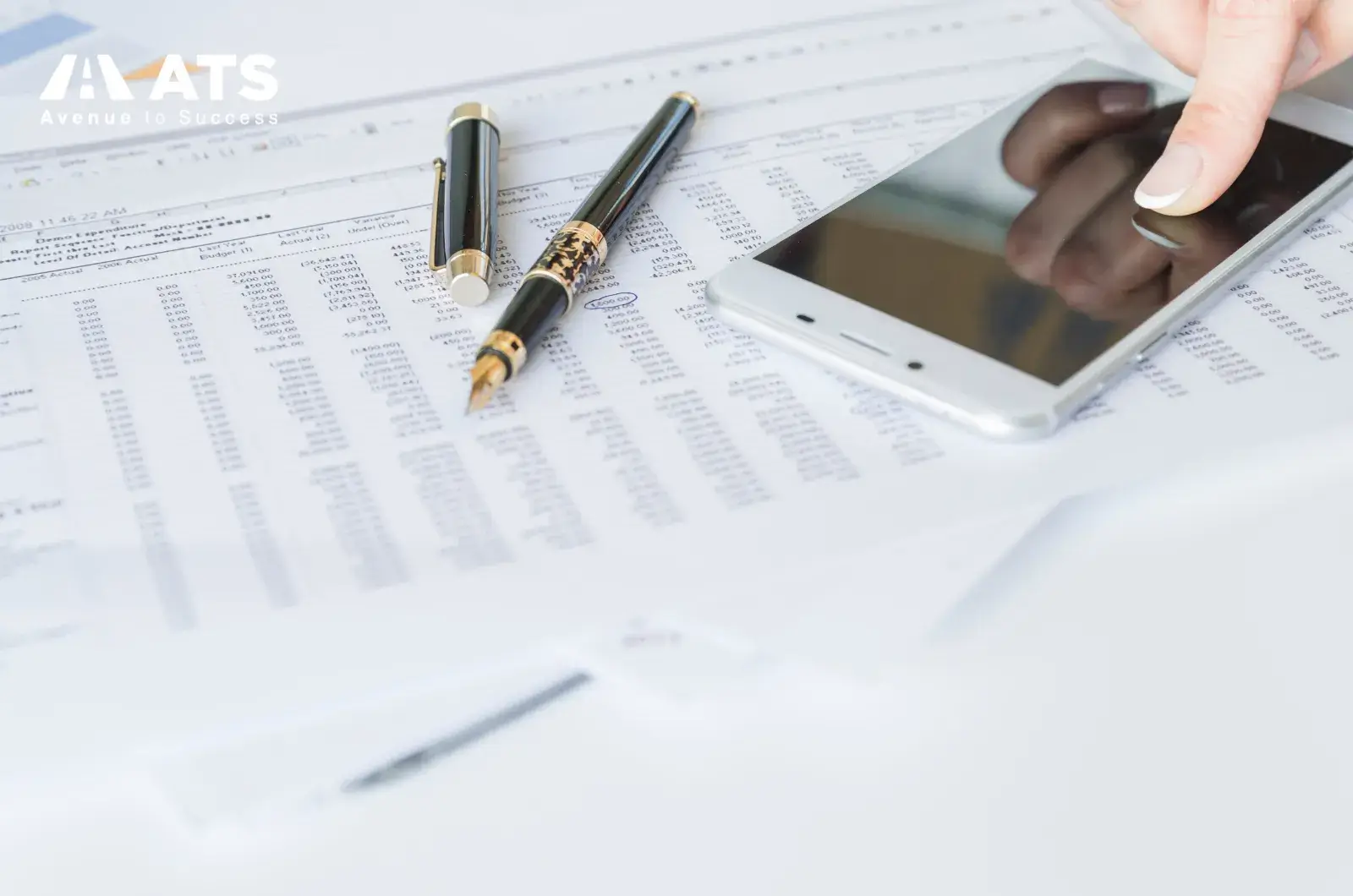 Phụ huynh cần chuẩn bị sao k&ecirc; ng&acirc;n h&agrave;ng từ 3&ndash;6 th&aacute;ng, giấy x&aacute;c nhận thu nhập v&agrave; c&aacute;c giấy tờ chứng minh khả năng chi trả khoảng 40,000&ndash;80,000 USD/năm cho qu&aacute; tr&igrave;nh học tập của con