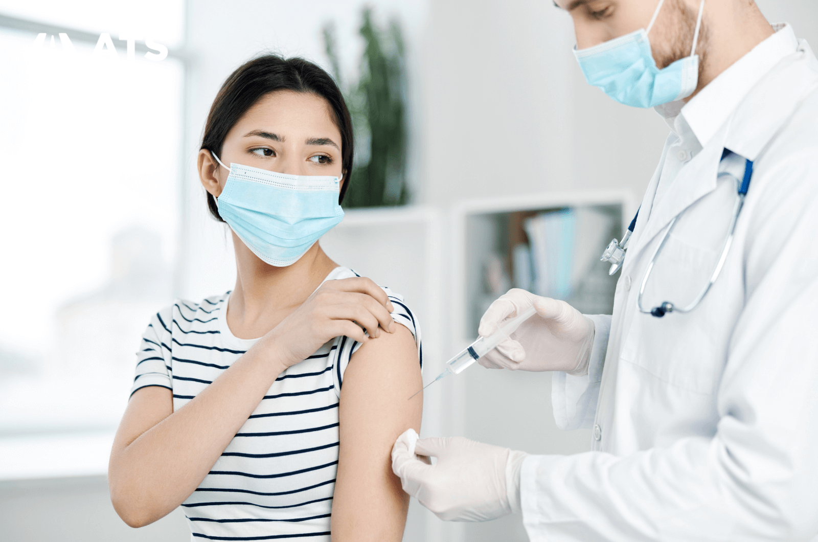 Sinh viên ngành Dược cần phải thực hiện tiêm phòng các vaccine cần thiết để đảm bảo an toàn cho bản thân trong quá trình thực tập và hành nghề sau này