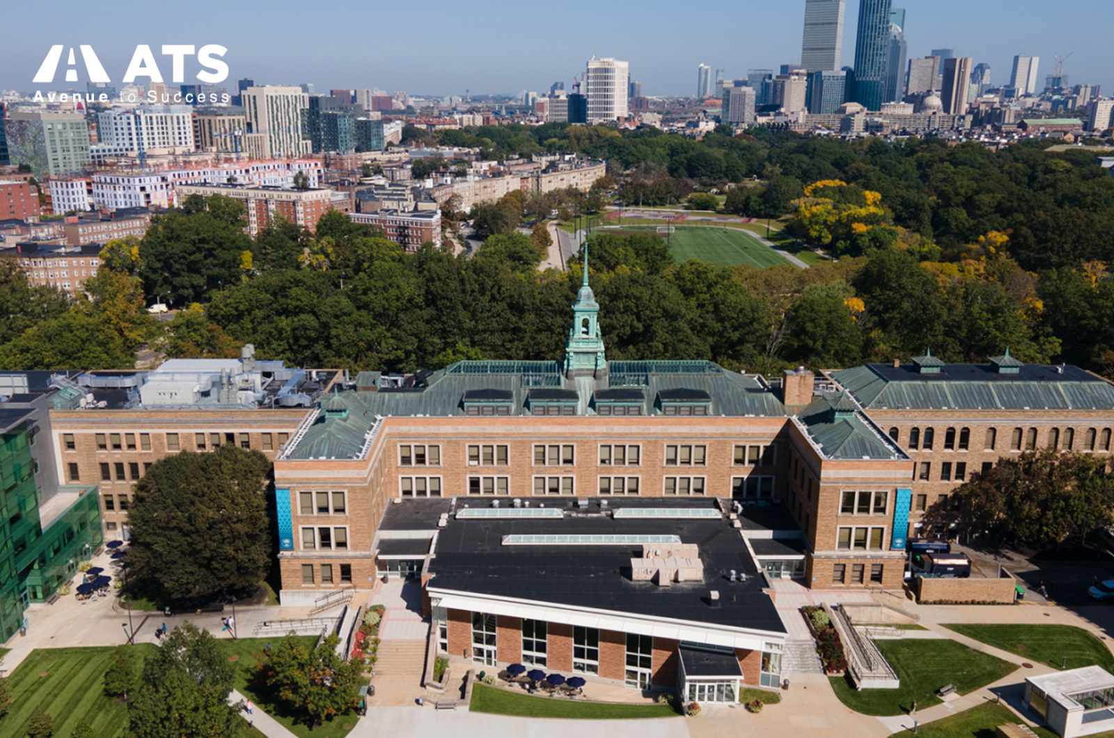 Simmons nổi tiếng với m&ocirc; h&igrave;nh gi&aacute;o dục tập trung v&agrave;o trải nghiệm thực tiễn v&agrave; hỗ trợ c&aacute; nh&acirc;n h&oacute;a cho sinh vi&ecirc;n