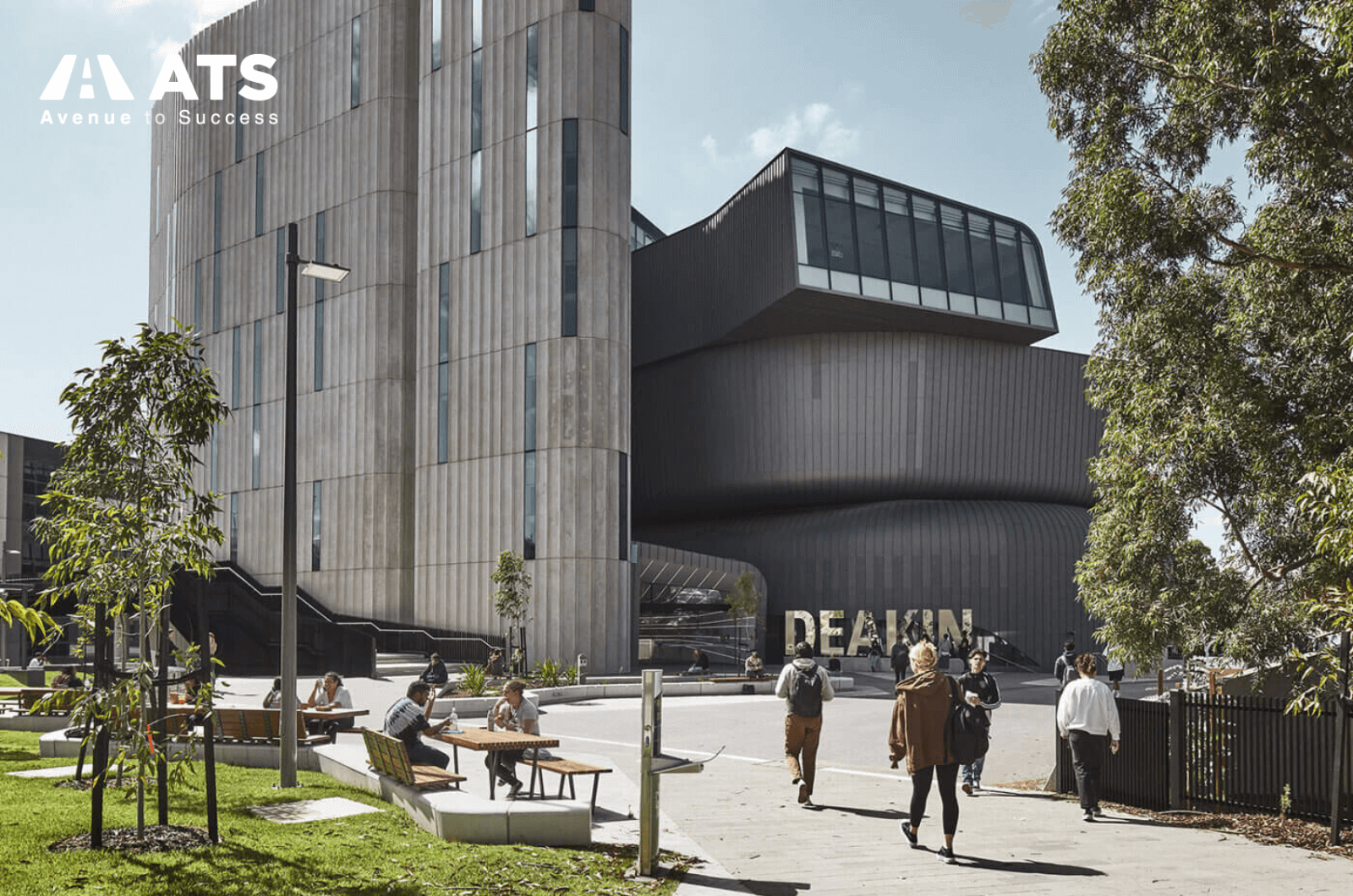 Campus hiện đại, không gian rộng mở, cây xanh và kiến trúc học thuật