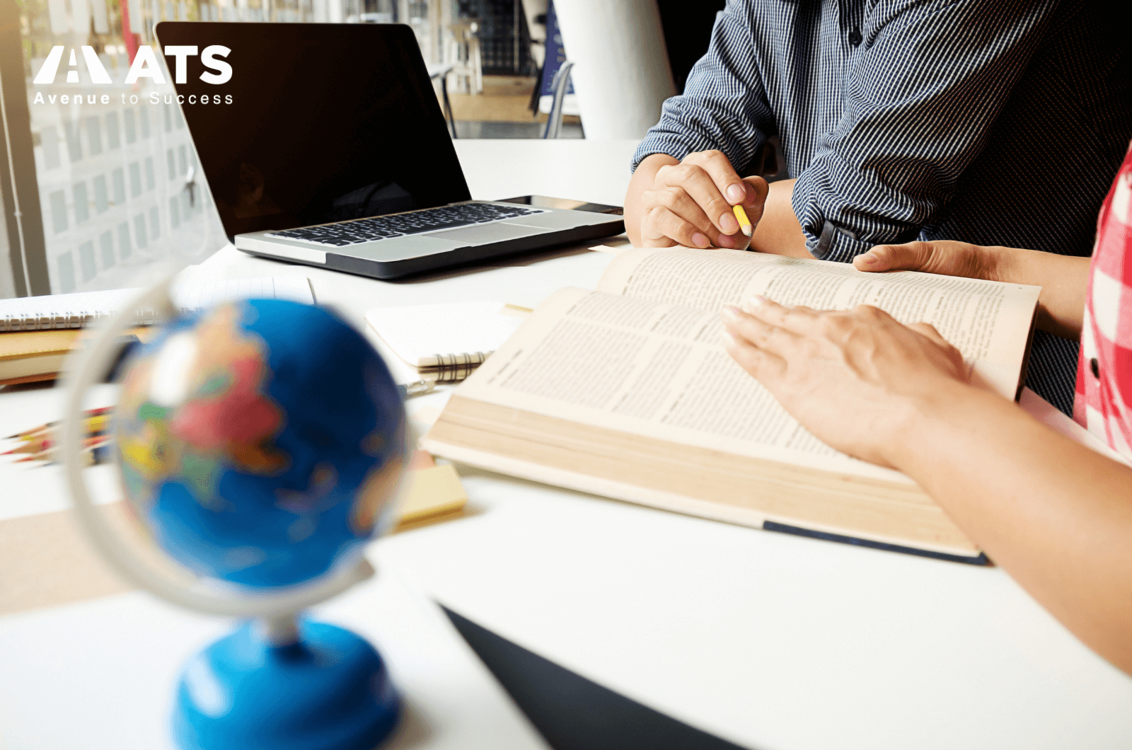 chương tr&igrave;nh đ&agrave;o tạo Quan hệ quốc tế tại &Uacute;c lu&ocirc;n gắn chặt với c&aacute;c vấn đề thực tiễn như an ninh khu vực, ch&iacute;nh s&aacute;ch đối ngoại, ngoại giao kinh tế v&agrave; hợp t&aacute;c đa phương