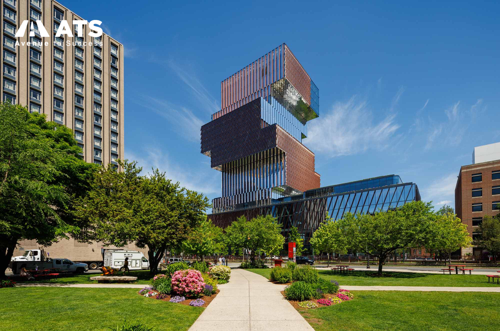 Boston University tọa lạc ngay trung t&acirc;m th&agrave;nh phố Boston, l&agrave; đại học nghi&ecirc;n cứu tư thục quy m&ocirc; lớn với cộng đồng sinh vi&ecirc;n quốc tế đ&ocirc;ng đảo