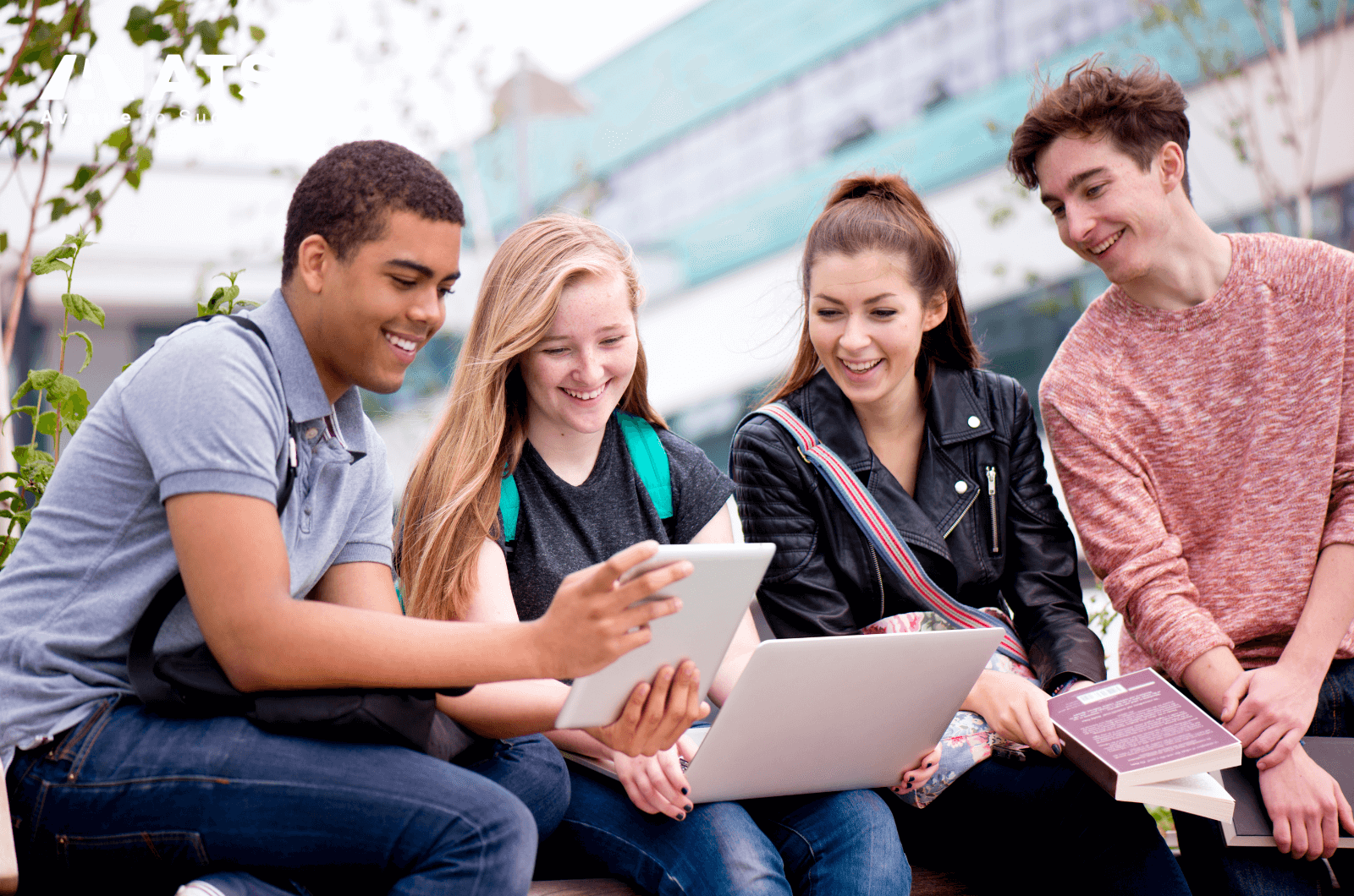 Arizona được đ&aacute;nh gi&aacute; l&agrave; một trong những bang c&oacute; hệ thống gi&aacute;o dục đại học ph&aacute;t triển ổn định v&agrave; thực tiễn tại Mỹ, đặc biệt ph&ugrave; hợp với sinh vi&ecirc;n quốc tế