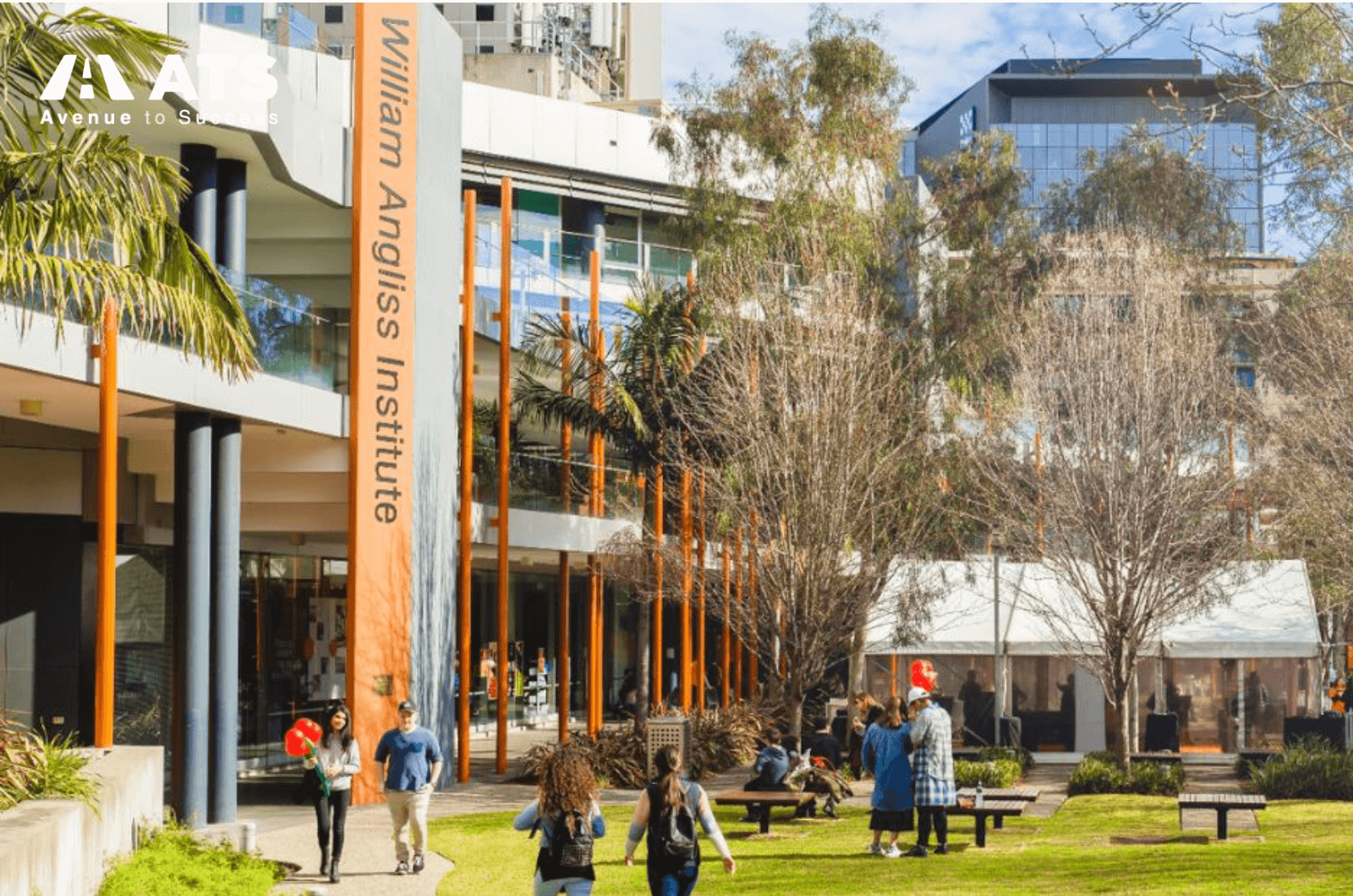 Nhờ vị tr&iacute; campus tại Melbourne CBD v&agrave; uy t&iacute;n trong ng&agrave;nh, sinh vi&ecirc;n tốt nghiệp William Angliss thường c&oacute; tỷ lệ t&igrave;m được việc l&agrave;m cao, đặc biệt trong c&aacute;c lĩnh vực ẩm thực, kh&aacute;ch sạn v&agrave; du lịch