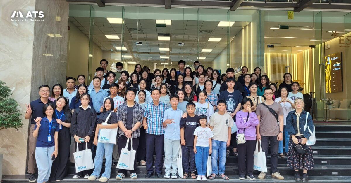 Phụ huynh v&agrave; học sinh chụp ảnh lưu niệm tại buổi lễ Pre-Departure (chuẩn bị trước khi l&ecirc;n đường du học Canada) do ATS tổ chức