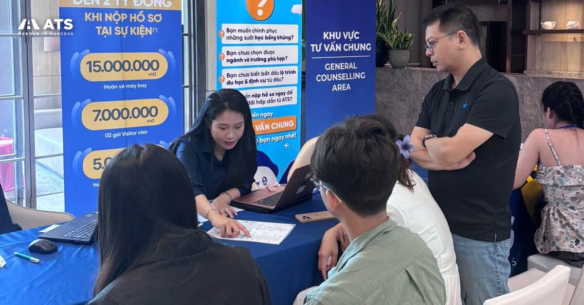 Advisor ATS tư vấn v&agrave; trao đổi trực tiếp lộ tr&igrave;nh du học Canada cho phụ huynh v&agrave; học sinh