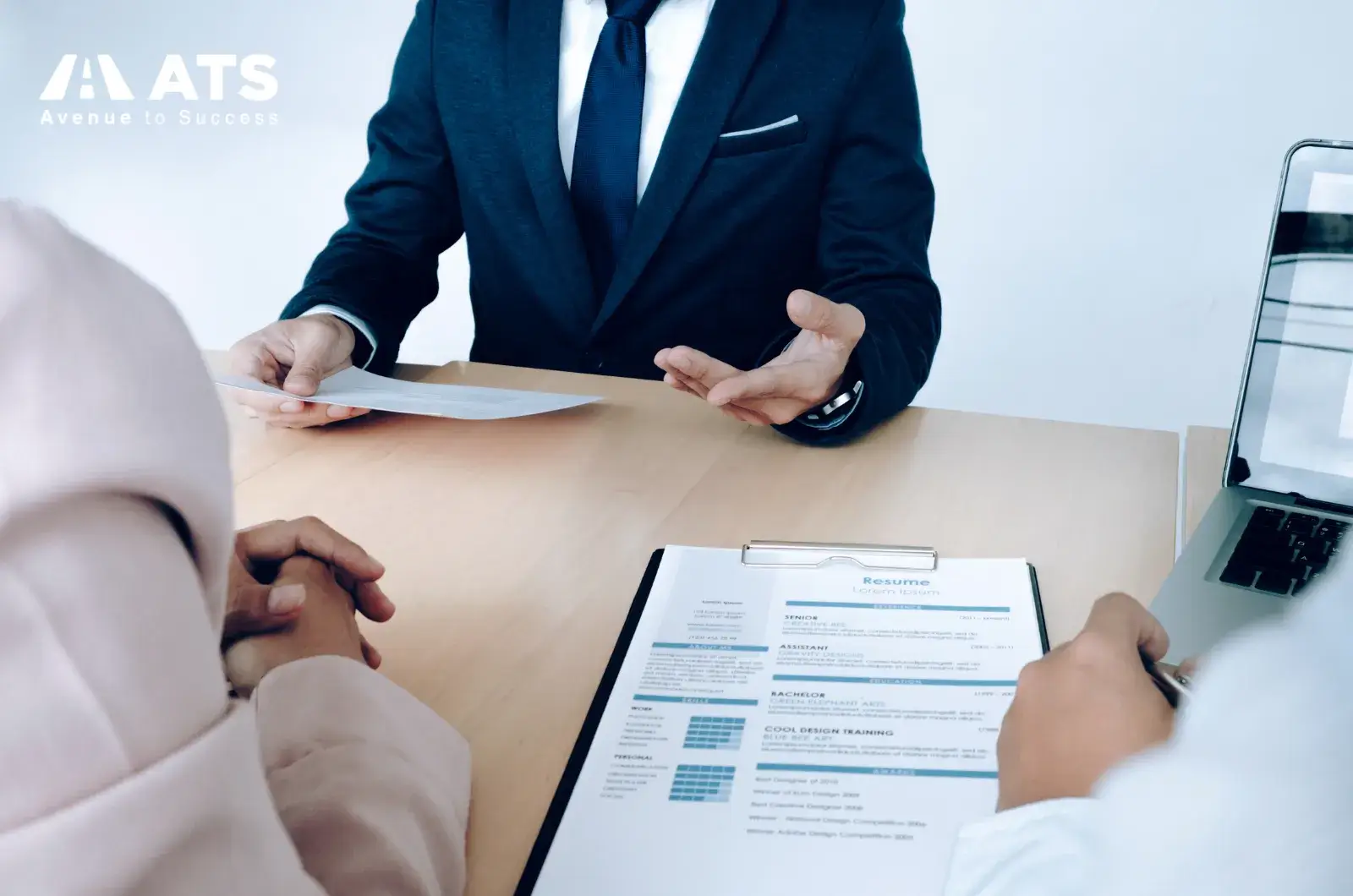 Nhiều bạn b&iacute; &yacute; tưởng v&igrave; nghĩ b&agrave;i luận phải thật &ldquo;lớn&rdquo;. Thực tế, &yacute; tưởng mạnh thường đến từ những điều đời thường nhưng c&oacute; chiều s&acirc;u.