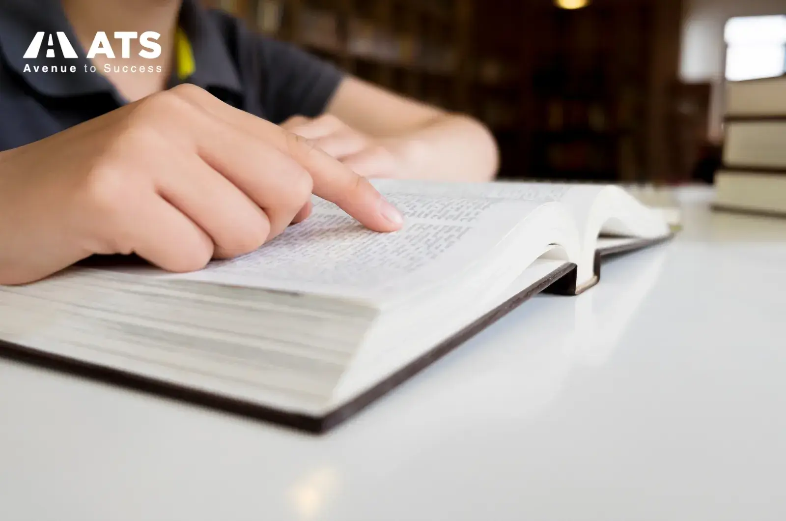 C&acirc;u chuyện lớn kh&ocirc;ng tự động l&agrave;m b&agrave;i mạnh. B&agrave;i mạnh đến từ c&aacute;ch bạn ph&acirc;n t&iacute;ch. Một khoảnh khắc nhỏ nhưng c&oacute; insight s&acirc;u sẽ hiệu quả hơn.