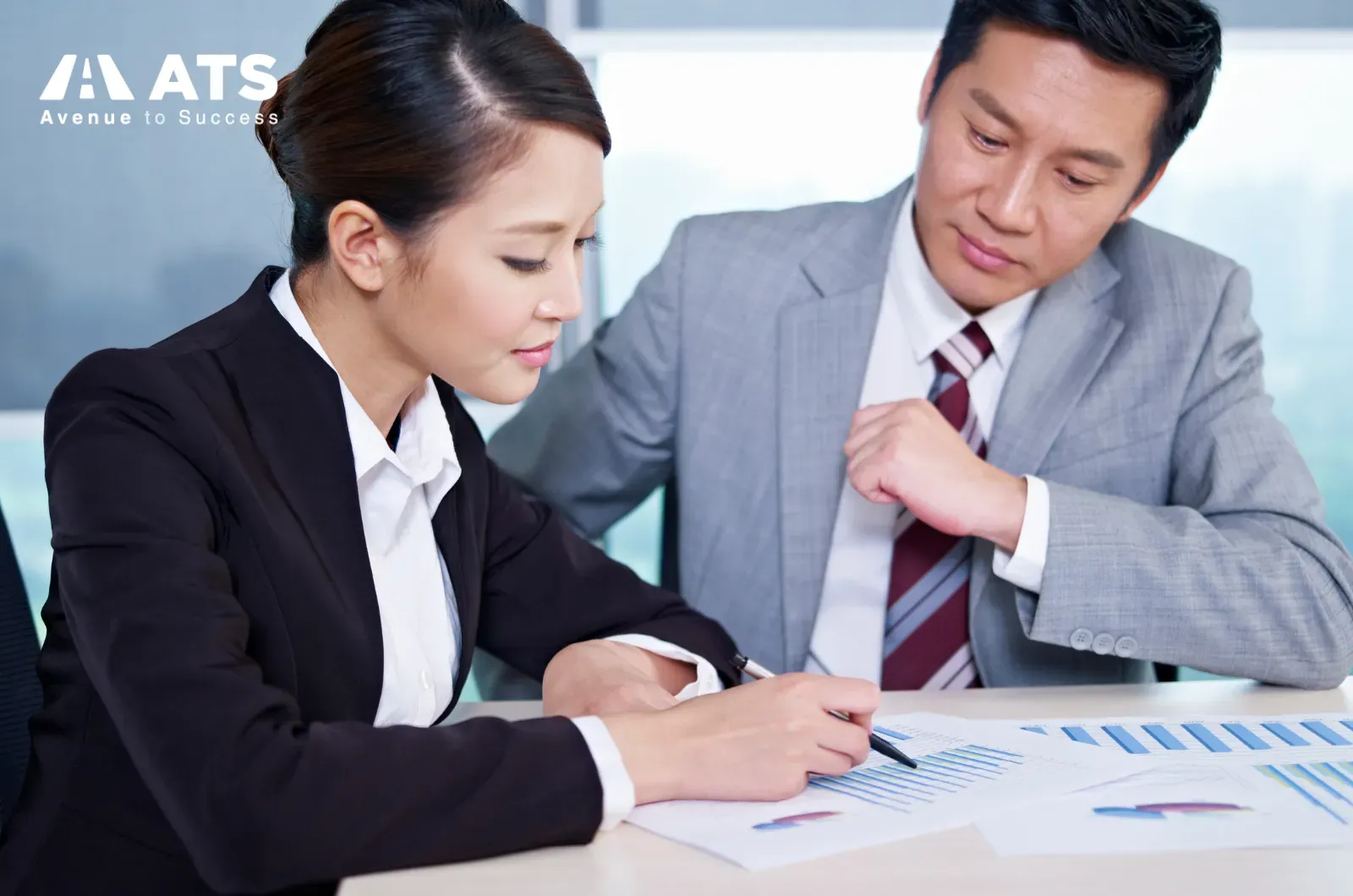 Thực tế, hồ sơ t&agrave;i ch&iacute;nh cần thể hiện nhiều lớp th&ocirc;ng tin hơn: số tiền hiện c&oacute;, nguồn gốc h&igrave;nh th&agrave;nh khoản tiền, thu nhập đều đặn của người bảo trợ