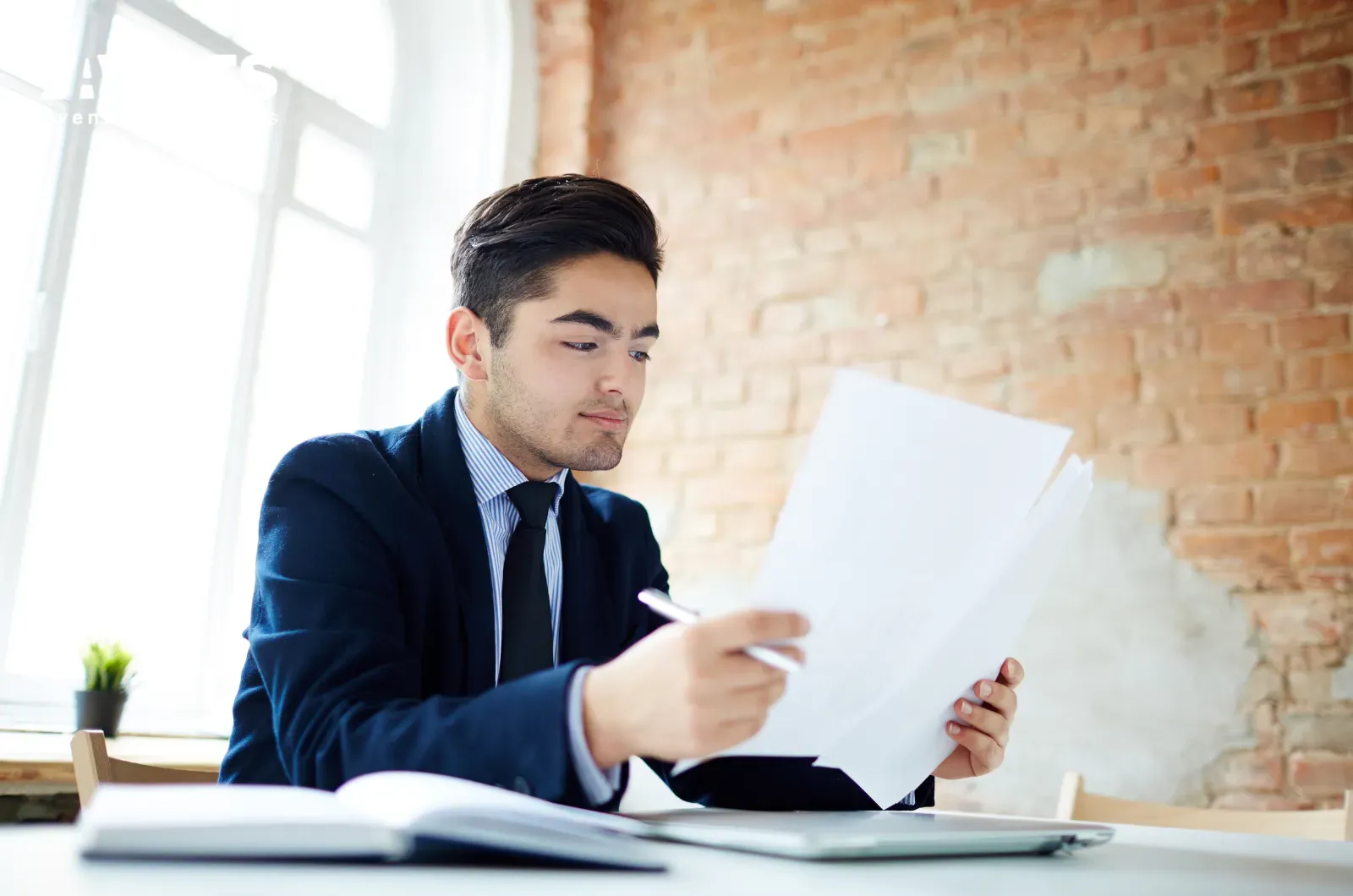 Nếu người bảo trợ kh&ocirc;ng phải ch&iacute;nh học sinh, n&ecirc;n c&oacute; thư bảo trợ t&agrave;i ch&iacute;nh n&ecirc;u r&otilde; mối quan hệ, cam kết chi trả, phạm vi hỗ trợ v&agrave; nguồn tiền sử dụng cho việc học