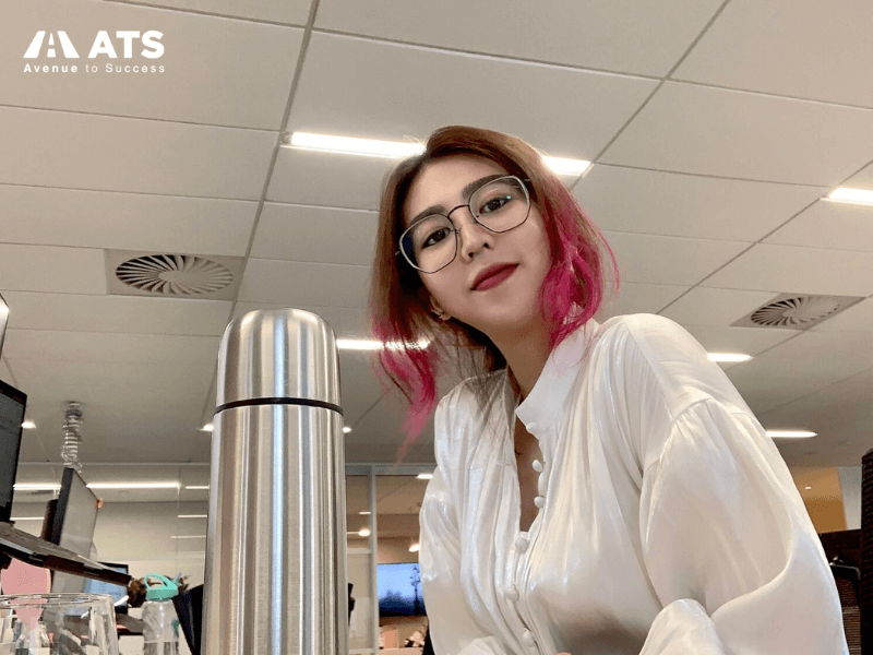 Emily làm việc tại Lovisa, Úc