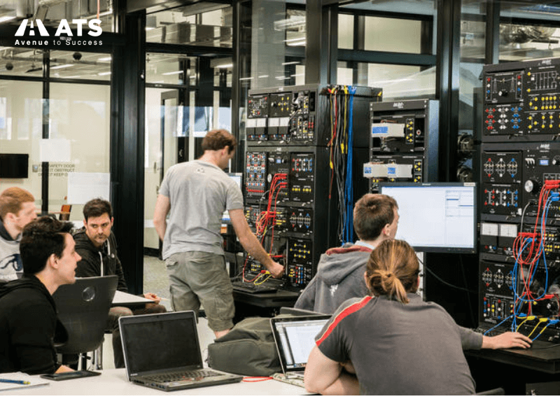 Sinh viên ngành kỹ sư được thực hành trong phòng Lab chuyên nghiệp