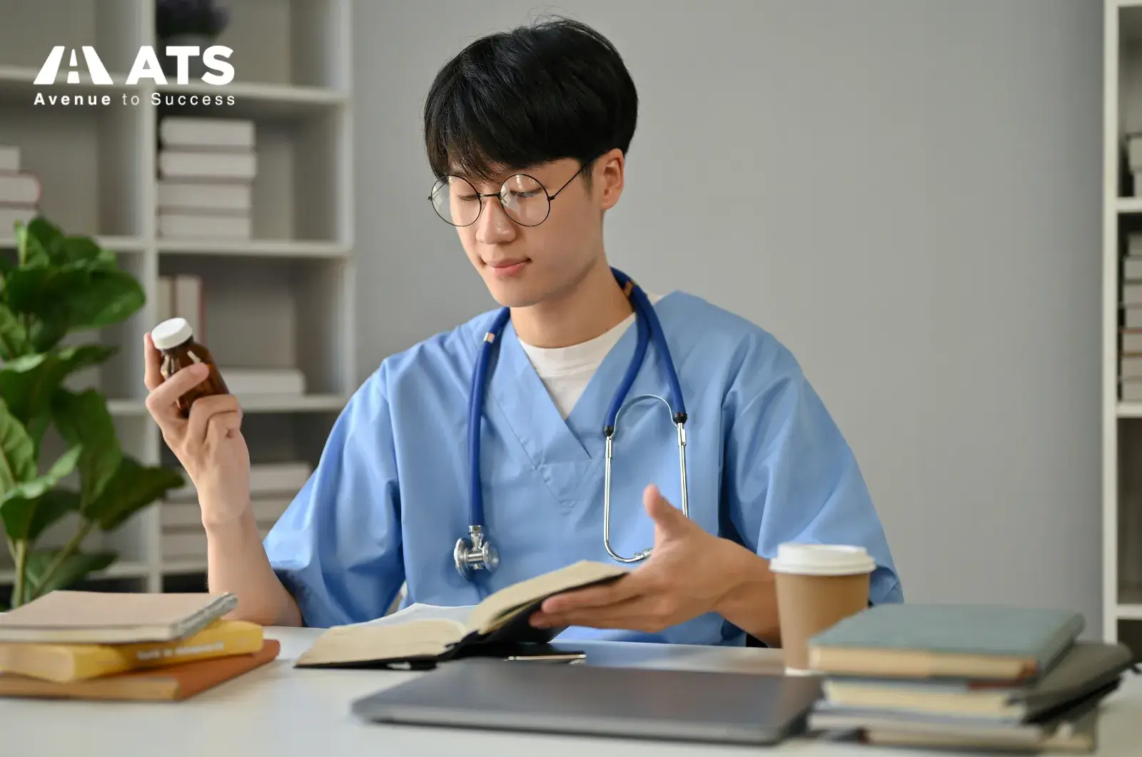 MCAT l&agrave; kỳ thi bắt buộc để x&eacute;t tuyển v&agrave;o chương tr&igrave;nh MD/DO, đ&aacute;nh gi&aacute; kiến thức khoa học tự nhi&ecirc;n, tư duy phản biện v&agrave; khả năng ph&acirc;n t&iacute;ch.