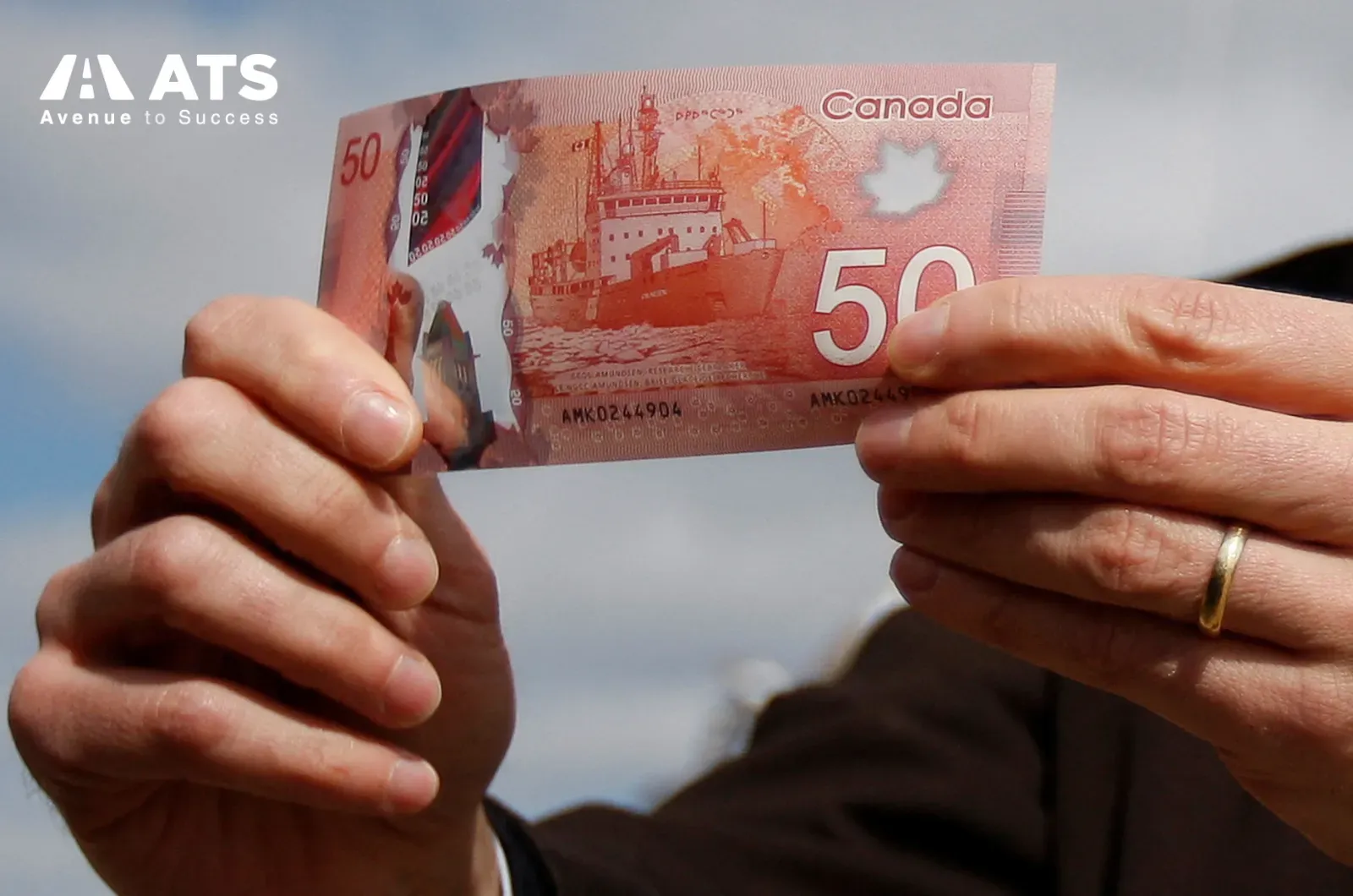 Du học sinh c&oacute; thể mang tiền mặt sang Canada để chi ti&ecirc;u trong những ng&agrave;y đầu, nhưng kh&ocirc;ng n&ecirc;n mang qu&aacute; nhiều. Việc mang nhiều tiền mặt vừa c&oacute; rủi ro mất m&aacute;t, vừa cần khai b&aacute;o đ&uacute;ng quy định tại s&acirc;n bay.
