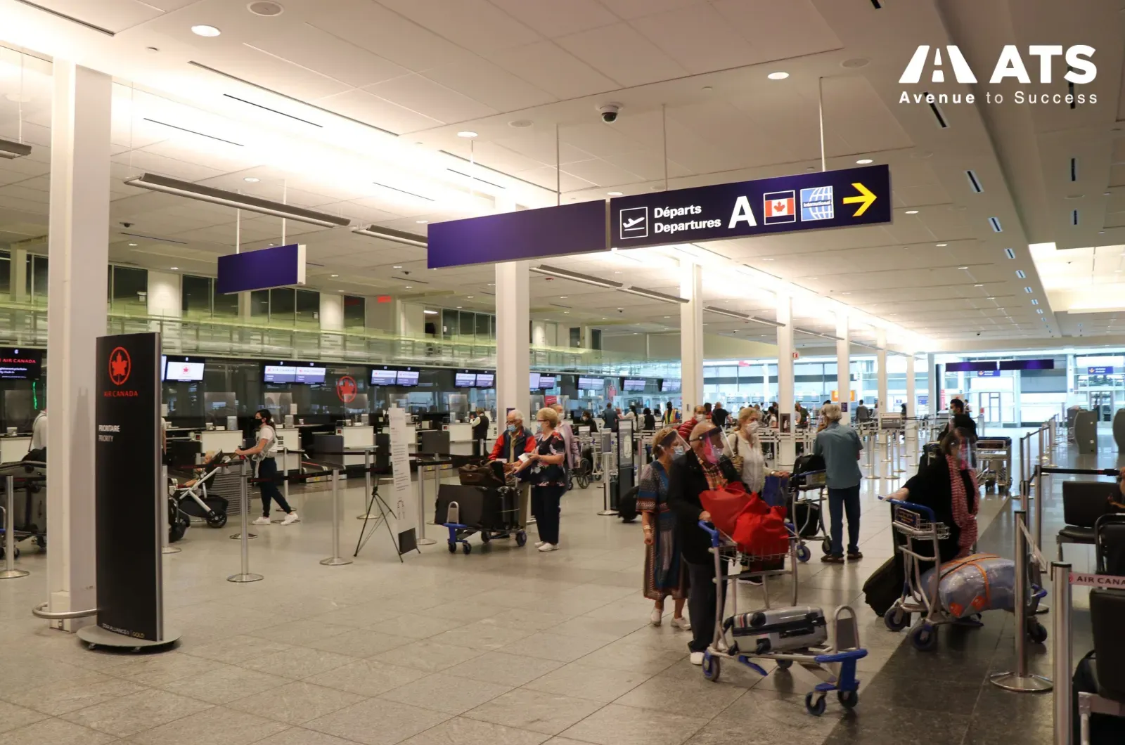 Khi đến Canada, du học sinh c&oacute; thể khai b&aacute;o qua tờ khai nhập cảnh nếu được cung cấp, kiosk tại s&acirc;n bay hoặc khai b&aacute;o trực tiếp với nh&acirc;n vi&ecirc;n bi&ecirc;n ph&ograve;ng