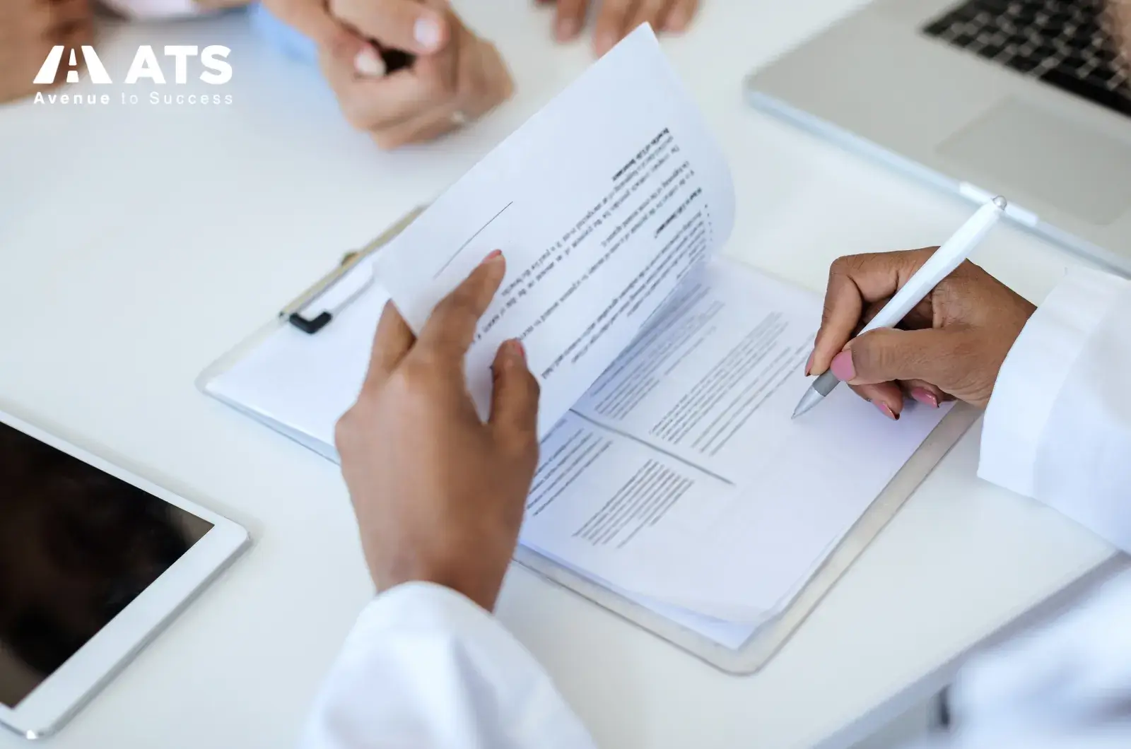 L&atilde;nh sự qu&aacute;n kh&ocirc;ng chỉ nh&igrave;n v&agrave;o con số trong sổ tiết kiệm, m&agrave; đ&aacute;nh gi&aacute; to&agrave;n diện t&iacute;nh khả thi của kế hoạch du học.