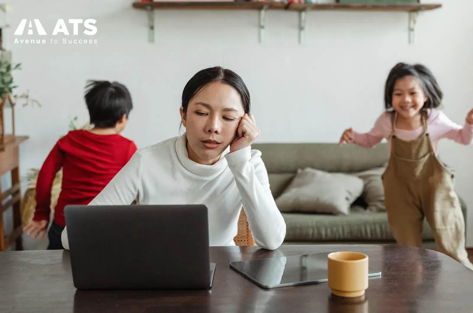 Thời gian đầu sang Mỹ thường phải xử lý nhiều thủ tục như tìm nhà, mở tài khoản ngân hàng, làm thẻ an sinh xã hội (nếu đủ điều kiện), làm quen hệ thống giao thông. Việc đi một mình giúp giảm áp lực và tiết kiệm chi phí ban đầu. Thời gian đầu sang Mỹ thường phải xử lý nhiều thủ tục như tìm nhà, mở tài khoản ngân hàng, làm thẻ an sinh xã hội (nếu đủ điều kiện), làm quen hệ thống giao thông. Việc đi một mình giúp giảm áp lực và tiết kiệm chi phí ban đầu.