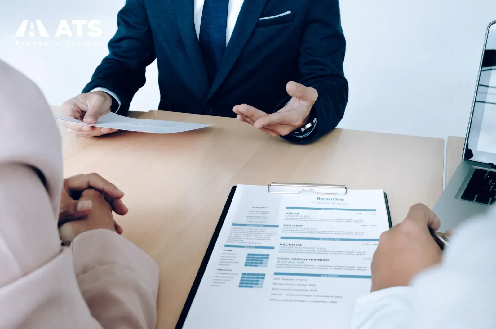 Trước buổi phỏng vấn, bạn cần chuẩn bị kỹ cả về kiến thức lẫn t&acirc;m l&yacute;. Vi&ecirc;n chức L&atilde;nh sự thường chỉ phỏng vấn trong v&agrave;i ph&uacute;t, v&igrave; vậy mọi c&acirc;u trả lời phải r&otilde; r&agrave;ng, đ&uacute;ng trọng t&acirc;m v&agrave; nhất qu&aacute;n.