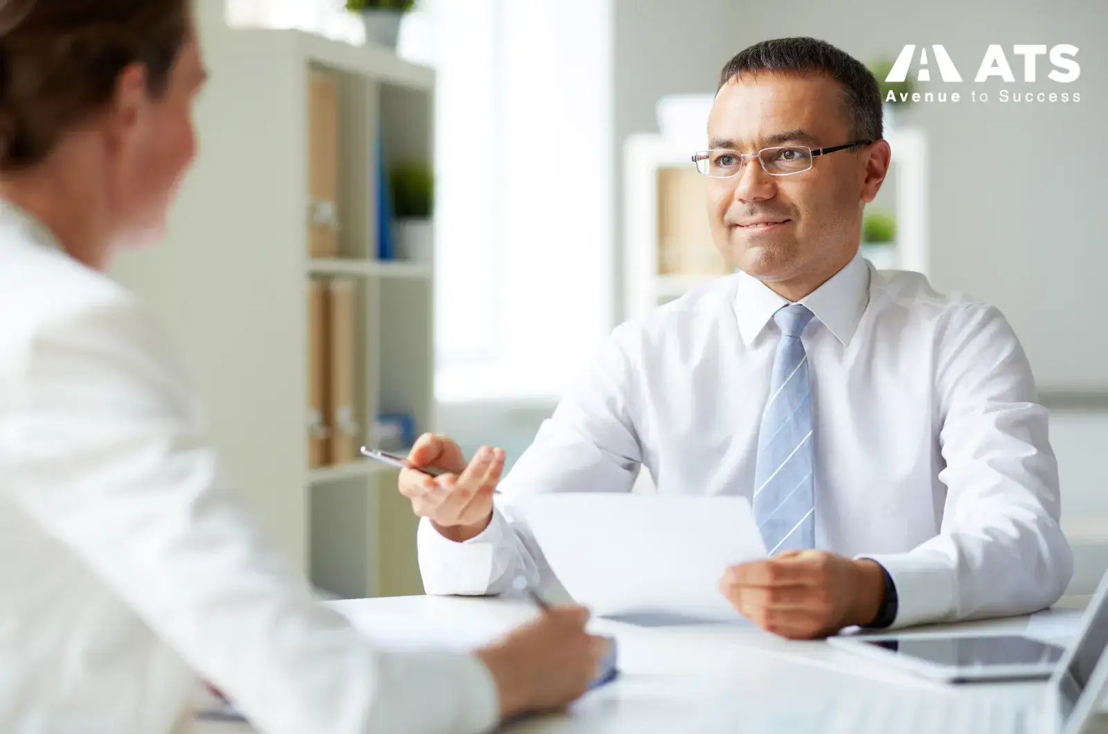 Nếu tổng thu nhập h&agrave;ng năm thấp nhưng cam kết chi trả chi ph&iacute; học tập cao, vi&ecirc;n chức L&atilde;nh sự c&oacute; thể nghi ngờ t&iacute;nh khả thi của kế hoạch t&agrave;i ch&iacute;nh.