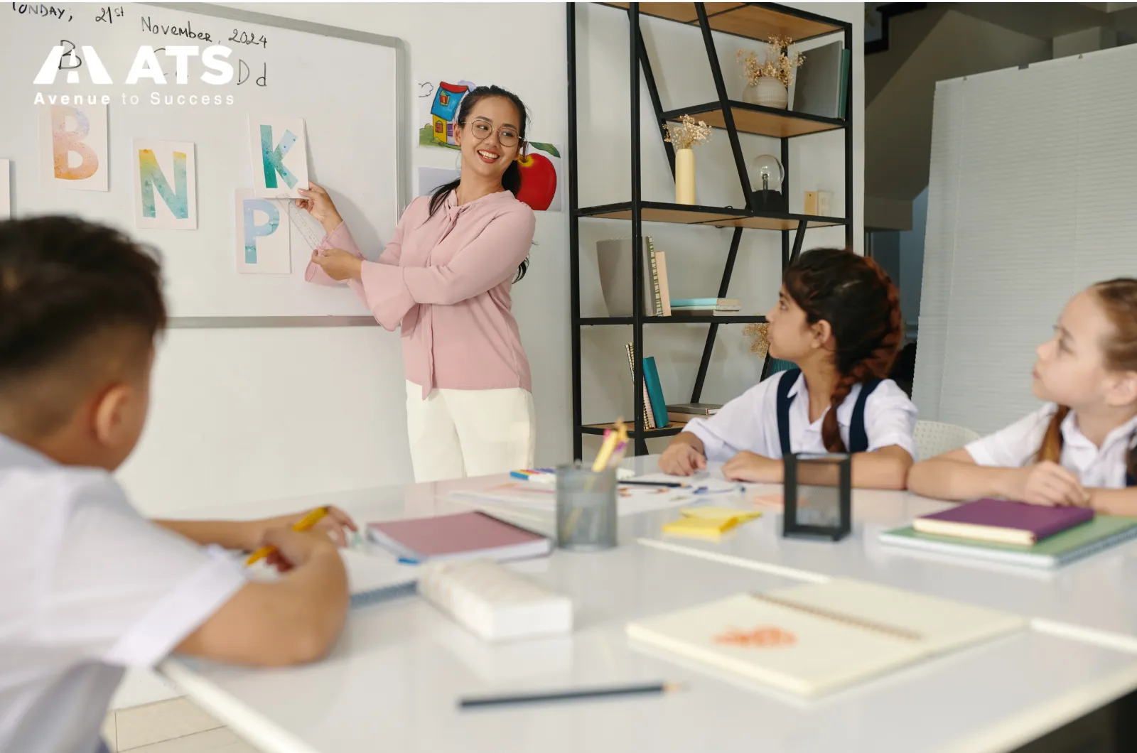 Du học sinh ng&agrave;nh Ng&ocirc;n ngữ Anh c&oacute; thể trở th&agrave;nh gi&aacute;o vi&ecirc;n ng&ocirc;n ngữ c&aacute;c cấp sau tốt nghiệp