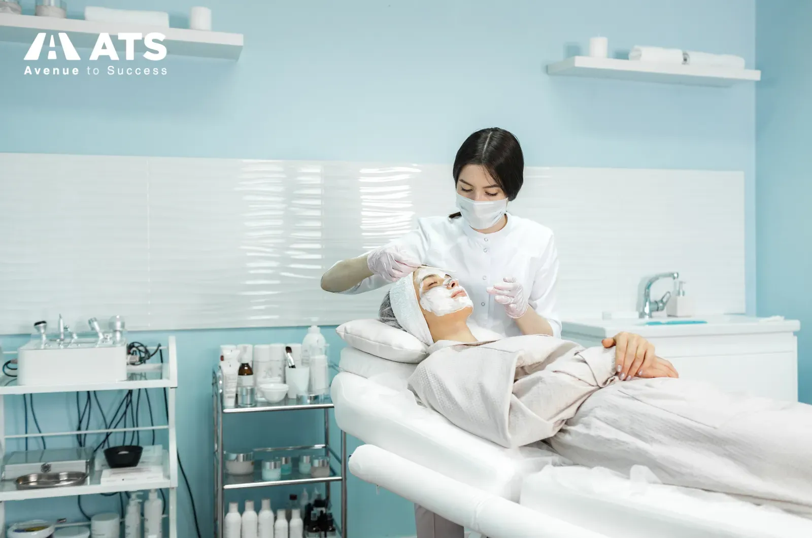 Ng&agrave;nh l&agrave;m đẹp thay đổi rất nhanh theo xu hướng thị trường, từ c&ocirc;ng nghệ chăm s&oacute;c da, kỹ thuật trang điểm đến phong c&aacute;ch dịch vụ kh&aacute;ch h&agrave;ng