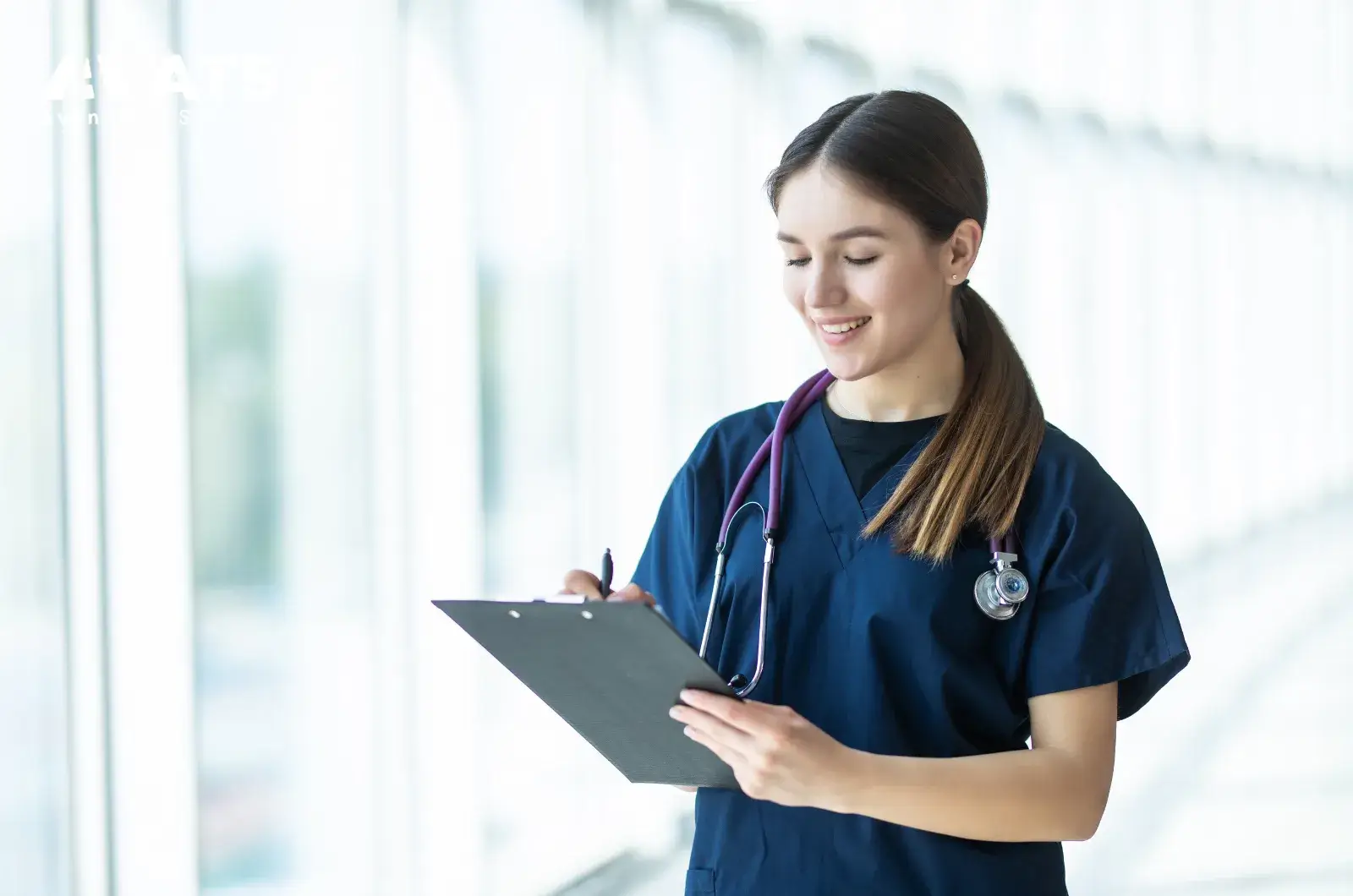 Với sinh vi&ecirc;n ng&agrave;nh Điều dưỡng, cần dự tr&ugrave; th&ecirc;m chi ph&iacute; đồng phục, gi&agrave;y, dụng cụ học tập, kiểm tra sức khỏe, ti&ecirc;m chủng, l&yacute; lịch tư ph&aacute;p hoặc c&aacute;c y&ecirc;u cầu phục vụ placement nếu c&oacute;.