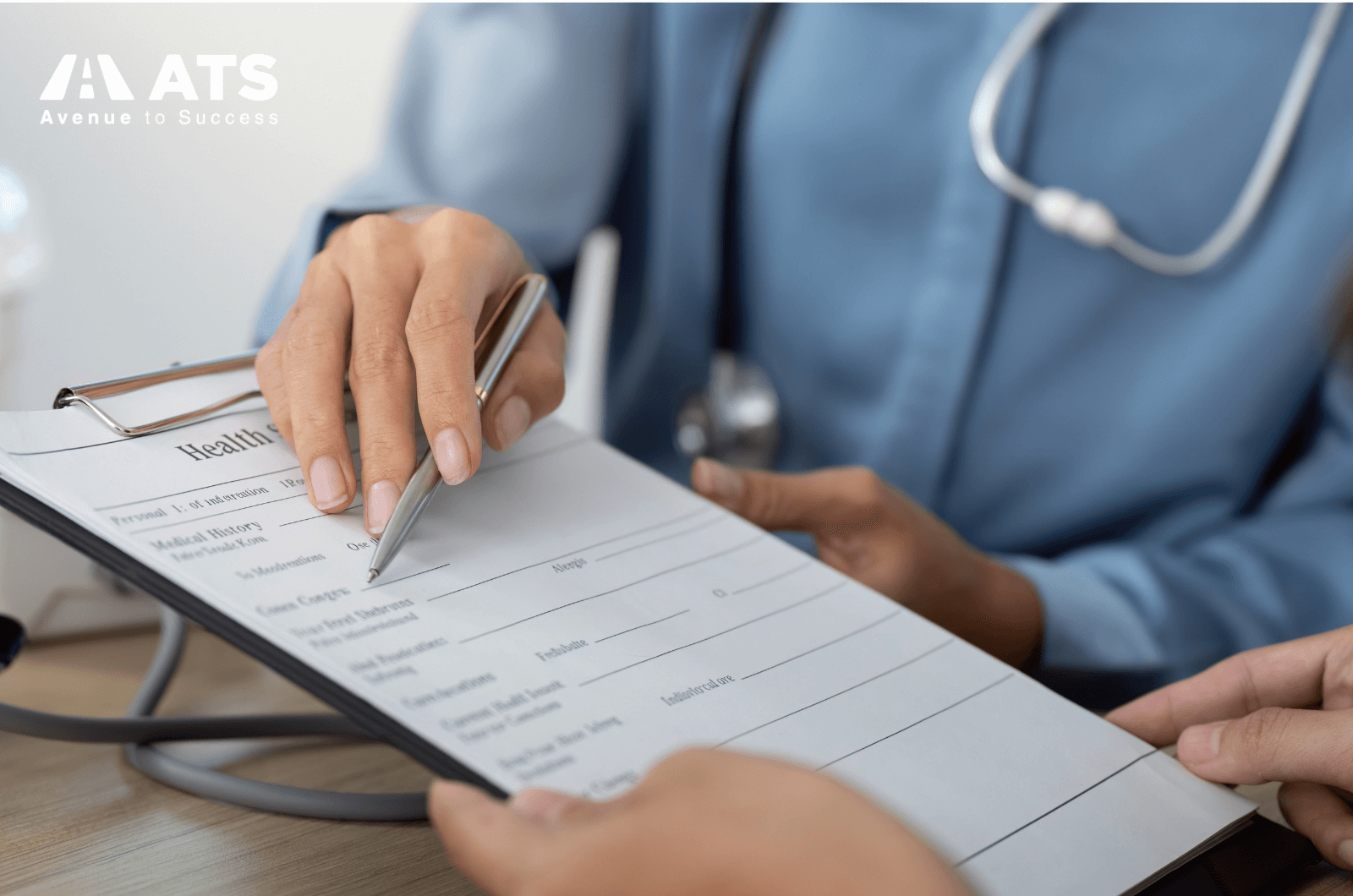 Đơn miễn trừ y tế phải dùng tiếng Anh chuẩn y khoa, cấu trúc rõ ràng, logic. Trong các trường hợp khó, việc làm việc với luật sư di trú có kinh nghiệm là cực kỳ hữu ích