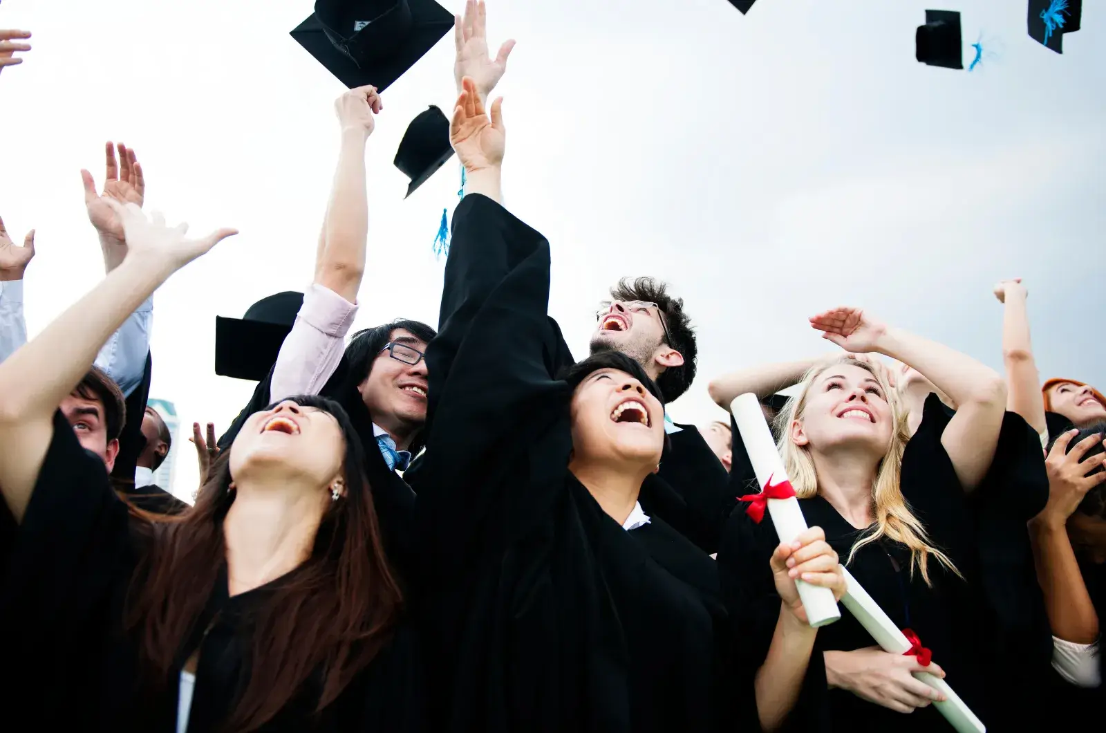 Với nh&oacute;m học bổng theo th&agrave;nh t&iacute;ch (Merit-Based Scholarships), bạn n&ecirc;u mức hỗ trợ phổ biến khoảng 5,000&ndash;20,000 USD/năm