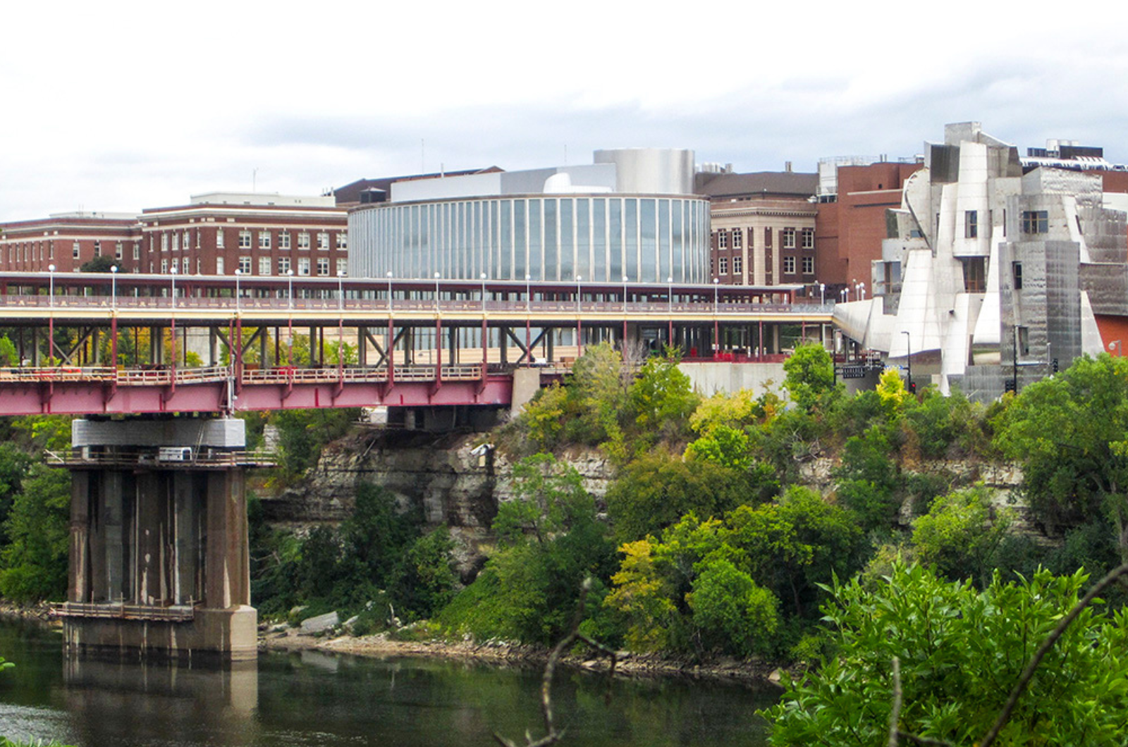 University of Minnesota - Twin Cities (UMN) l&agrave; đại học c&ocirc;ng lập lớn nhất bang Minnesota v&agrave; cũng l&agrave; lựa chọn phổ biến nhất với du học sinh nhờ thế mạnh nghi&ecirc;n cứu v&agrave; đ&agrave;o tạo đa ng&agrave;nh