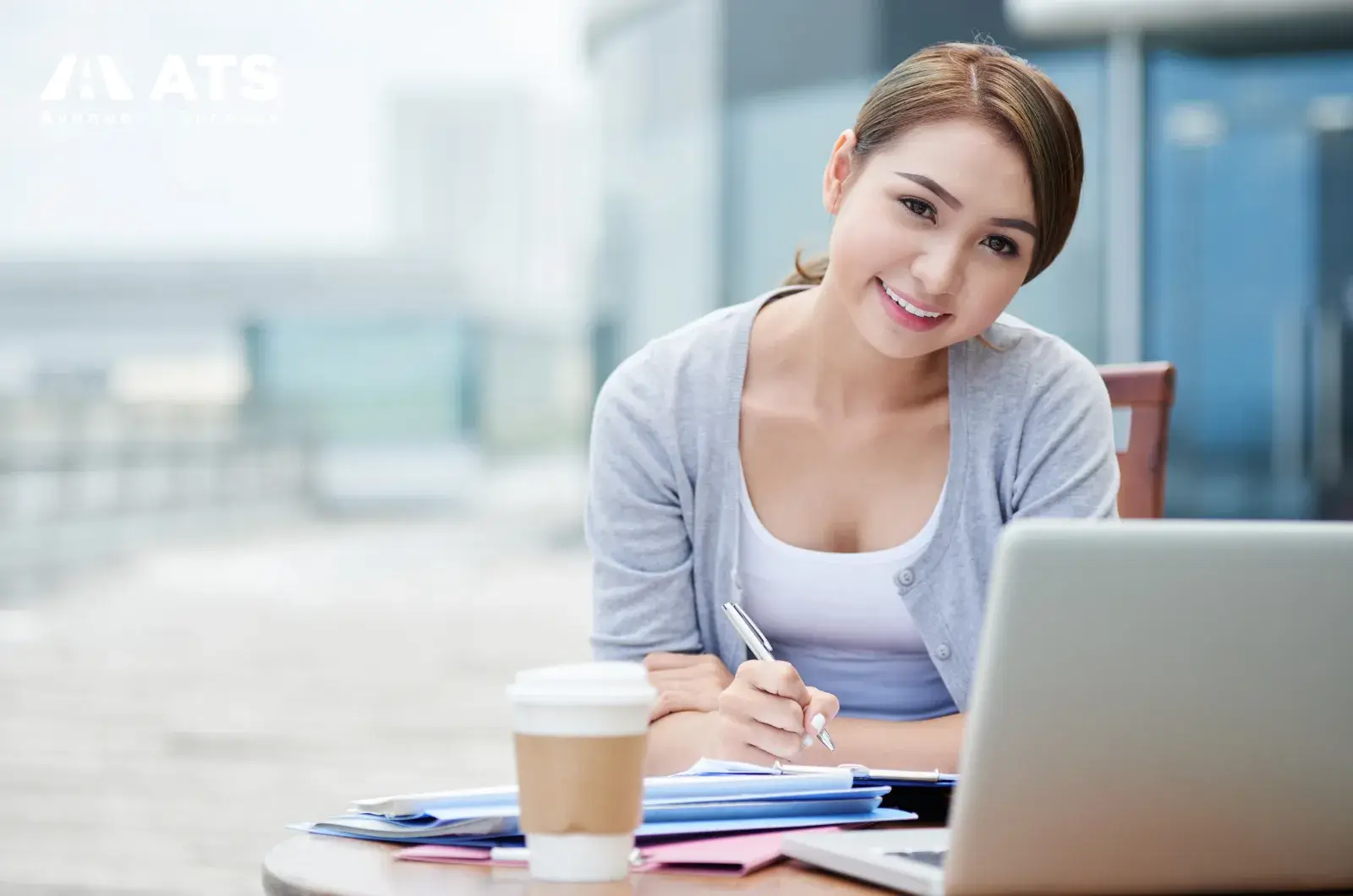 Chương tr&igrave;nh Optional Practical Training (OPT) cho ph&eacute;p sinh vi&ecirc;n quốc tế l&agrave;m việc tại Mỹ từ 12 đến 36 th&aacute;ng sau khi tốt nghiệp