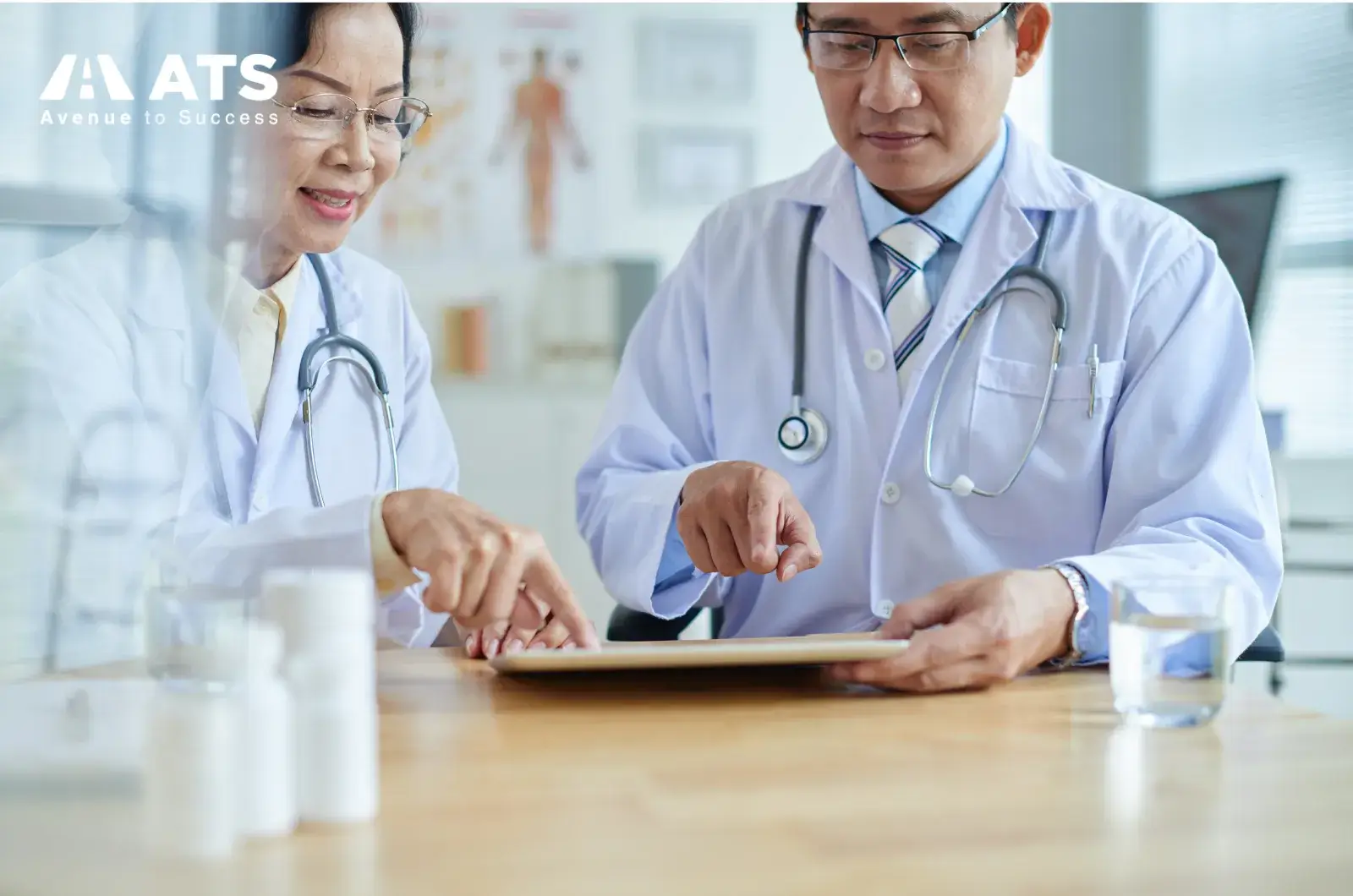 Đối với hồ sơ xin visa, việc kh&aacute;m sức khỏe thường phải thực hiện tại cơ sở y tế được L&atilde;nh sự qu&aacute;n hoặc Đại sứ qu&aacute;n Mỹ chỉ định. Kết quả kh&aacute;m sẽ được ni&ecirc;m phong v&agrave; nộp trực tiếp theo quy định.