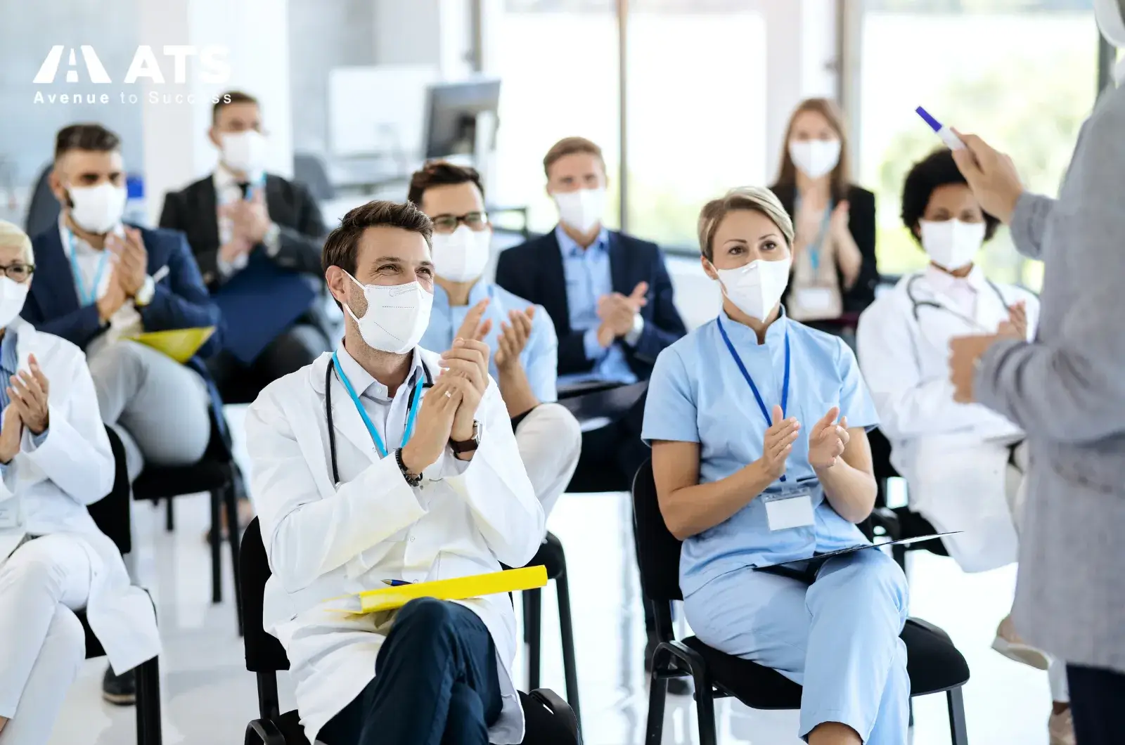 MCAT đ&aacute;nh gi&aacute; năng lực khoa học v&agrave; tư duy ph&acirc;n t&iacute;ch. Hồ sơ c&oacute; nghi&ecirc;n cứu hoặc kinh nghiệm l&acirc;m s&agrave;ng thực tế sẽ gi&uacute;p tăng khả năng tr&uacute;ng tuyển.