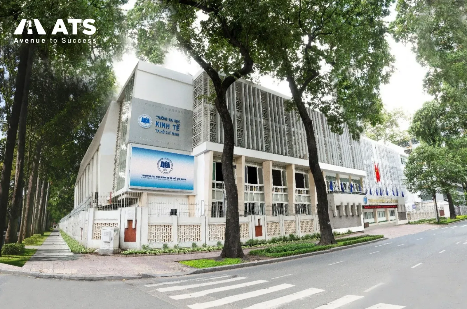 Một số chương tr&igrave;nh cho ph&eacute;p sinh vi&ecirc;n học tại Việt Nam một phần hoặc to&agrave;n bộ chương tr&igrave;nh, sau đ&oacute; nhận bằng từ trường đại học nước ngo&agrave;i hoặc trường đối t&aacute;c